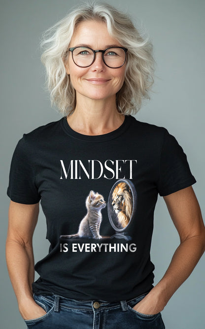 Person trägt selbstbewusst das Mindset T-Shirt im Alltag