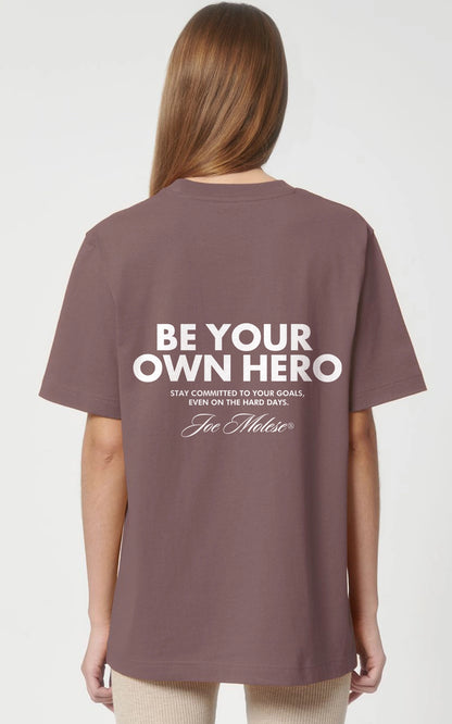 Inspirierender "Be your own Hero" Aufdruck auf Premium Bio-T-Shirt braun