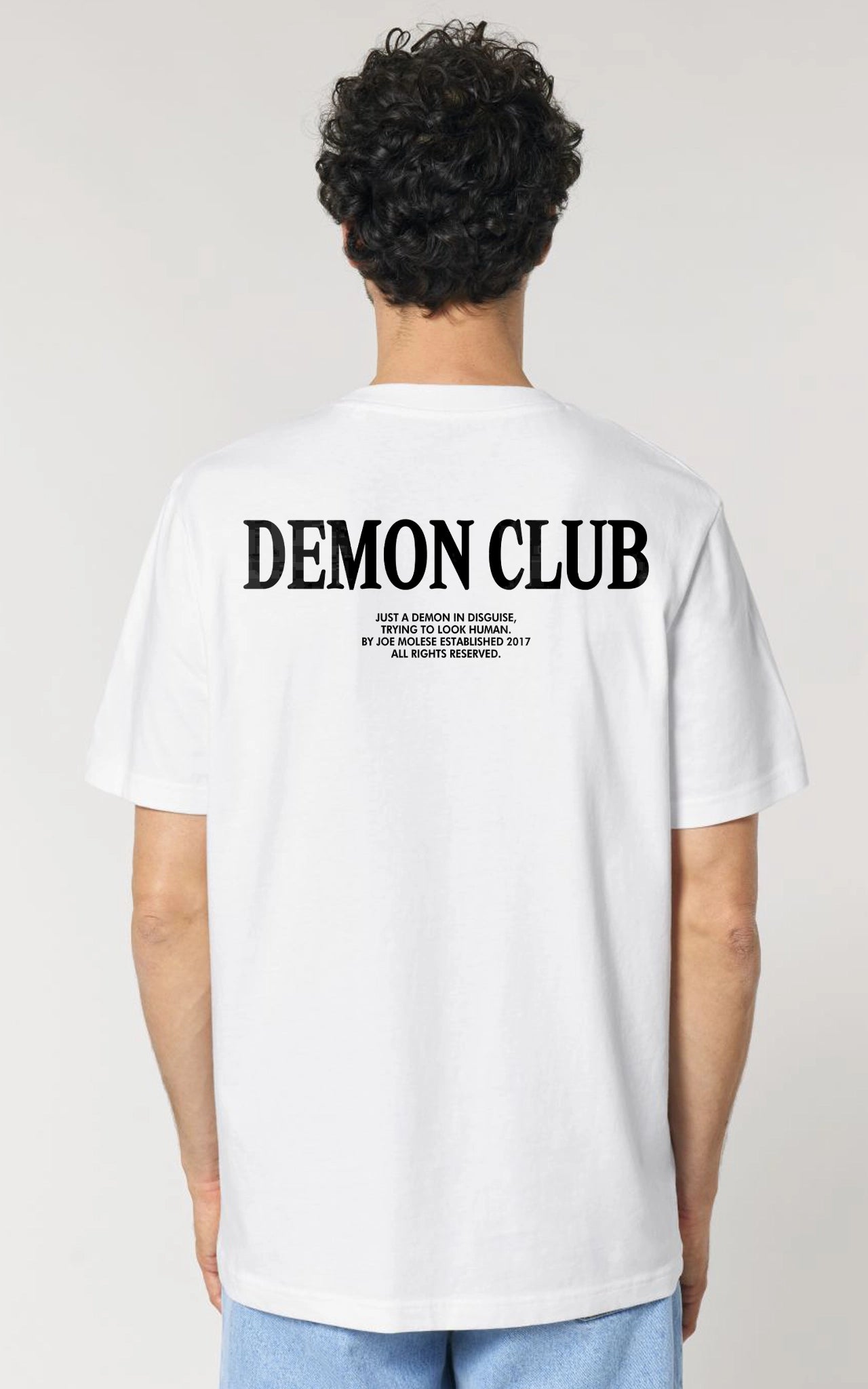 Detailansicht des weißen Bio-Baumwolle T-Shirts mit dem Demon Club Logo auf dem Rücken.