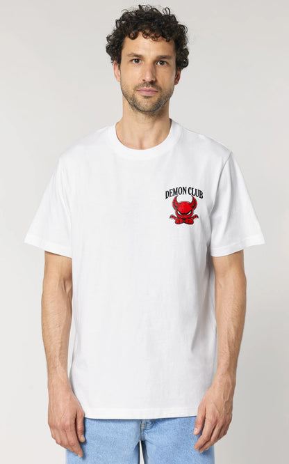 Mann trägt ein weißes T-Shirt mit dem Demon Club Logo